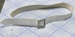 Ремень поясной из ИК белого цвета с пятистенной пряжкой серебристого цвета