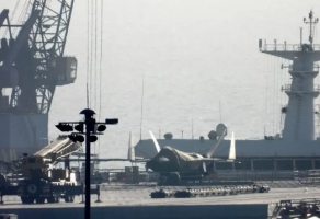  Появились кадры с макетом перспективного китайского палубного истребителя пятого поколения J-35