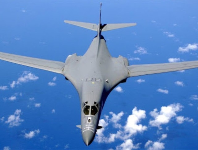 Стратегический бомбардировщик ВВС США B-1B впервые совершил посадку на авиабазе во Франции
