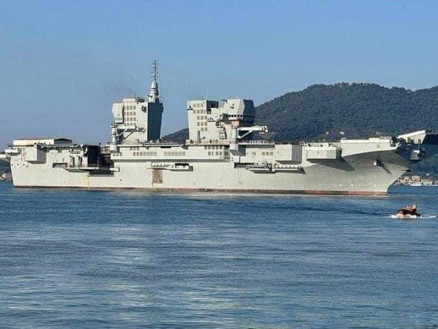 Итальянский универсальный десантный корабль Trieste в море