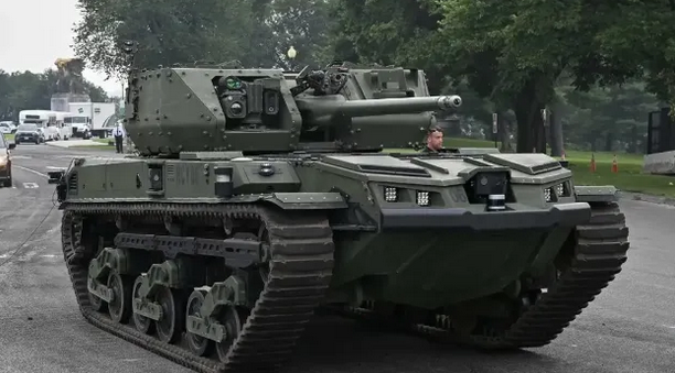 На параде в честь 250-летия армии США был представлен боевой робот Ripsaw M5